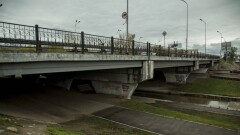 Тұрғындарға қауіп бар: Үлкен Алматы каналындағы көпір қашан жөнделеді?