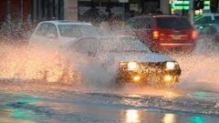 Астанада Мұхамедханов көшесіндегі құбыр жарылып, жолды су басты