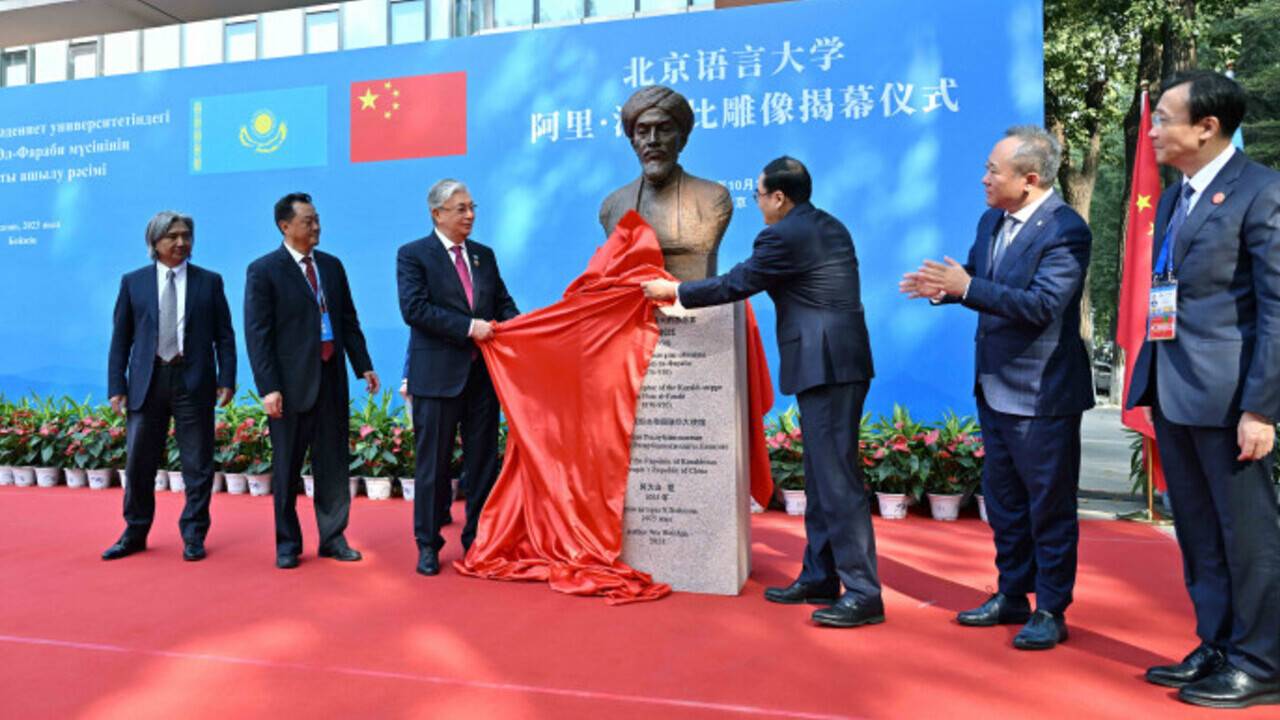 Мемлекет басшысы Бейжіңде Әбу Насыр Әл-Фарабиге қойылған бюстті салтанатты түрде ашты