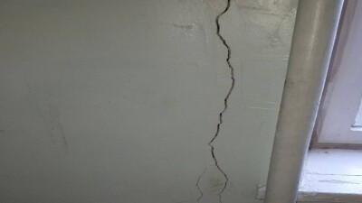 Алматыда жер сілкінісінен кейін кей мектеп қабырғаларында жарықтар пайда болды