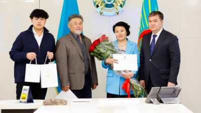 Астанада баланы құтқарған оқушыға қала әкімі планшет пен миллион теңге сыйлады