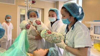 Астаналық келіншек егізден кейін үшемді дүниеге әкелді