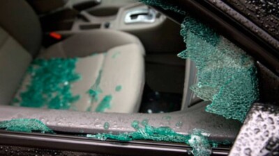 Астанада мас адам бөтен көліктің терезесін сындырып кетті