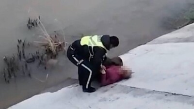 Шымкент полицейлері суға батып бара жатқан әйелді құтқарып қалды