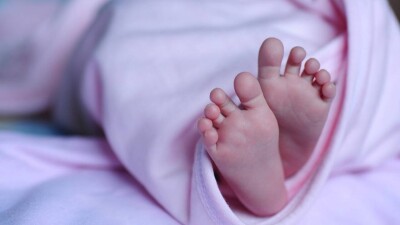 Таразда түсік тастауға келген әйелдің баласын сатқан екі акушер 8 жылға сотталды