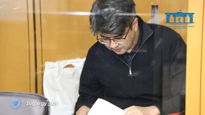 "Сіз үй қызметкерінен әйеліңізді бақылауды сұрадыңыз ба?" Сотта Бишімбаевтың телефонынан хат-хабар оқылды