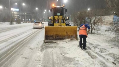 Астанада 2 мыңнан астам жұмысшы қар күреуге шықты