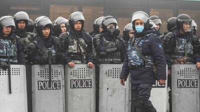 Алматыда 2022 жылғы қаңтардағы жаппай тәртіпсіздіктер кезінде азаптағаны үшін үш полиция қызметкері сотталды