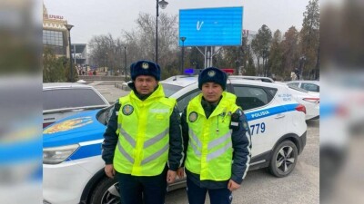 Шымкентте полицейлер жолда босанған әйелді перзентханаға жедел жеткізуге көмектесті