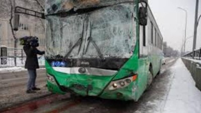 Алматыда автобус аялдамадағы адамдарды қағып кетті: прокурор сотталушыны 8 жылға бас бостандығынан айыруды сұрады