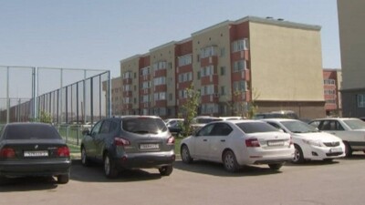 Алматыда көпқабатты үй тұрғындары көлік тұрағына қол жеткізе алмай жүр