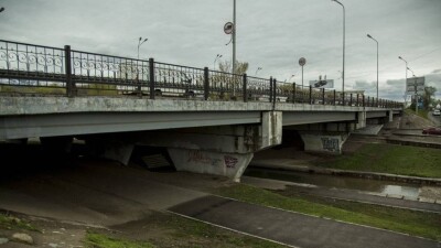 Тұрғындарға қауіп бар: Үлкен Алматы каналындағы көпір қашан жөнделеді?