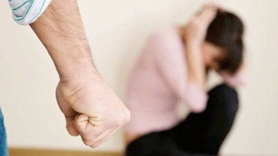 Алматыда тағы бір әйелді ұрып-соғу сәті видеоға түсіп қалды