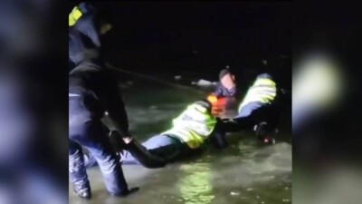 Атырау облысында полиция қызметкерлері мұз астына түсіп кеткен екі адамды құтқарды