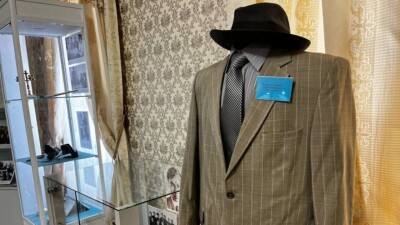 Павлодарда Әзілхан Нұршайықовтың костюмі көрмеге қойылды