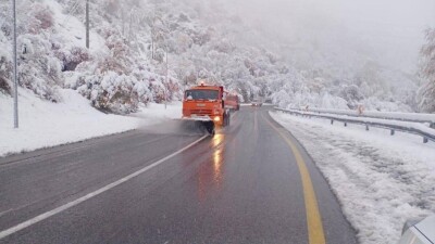 Шымбұлаққа апаратын жол қардан тазартылып жатыр