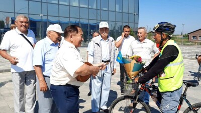 69 жастағы атыраулық велосаяхатшы Өскеменге келді