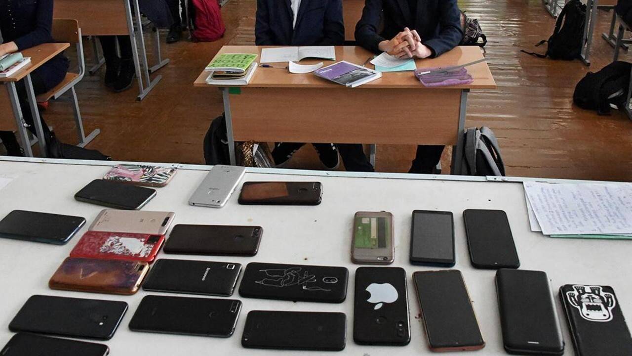 Тоқаев мектеп оқушыларына сабақта телефон пайдалануға тыйым салатын заңға қол қойды