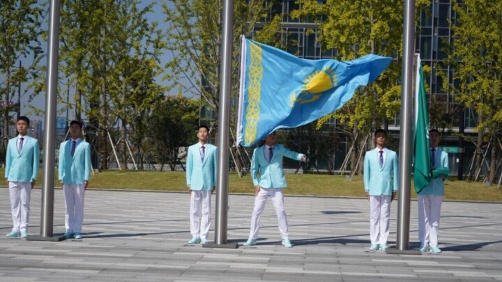Азия Пара ойындарының қалашығында Қазақстан туы көтерілді