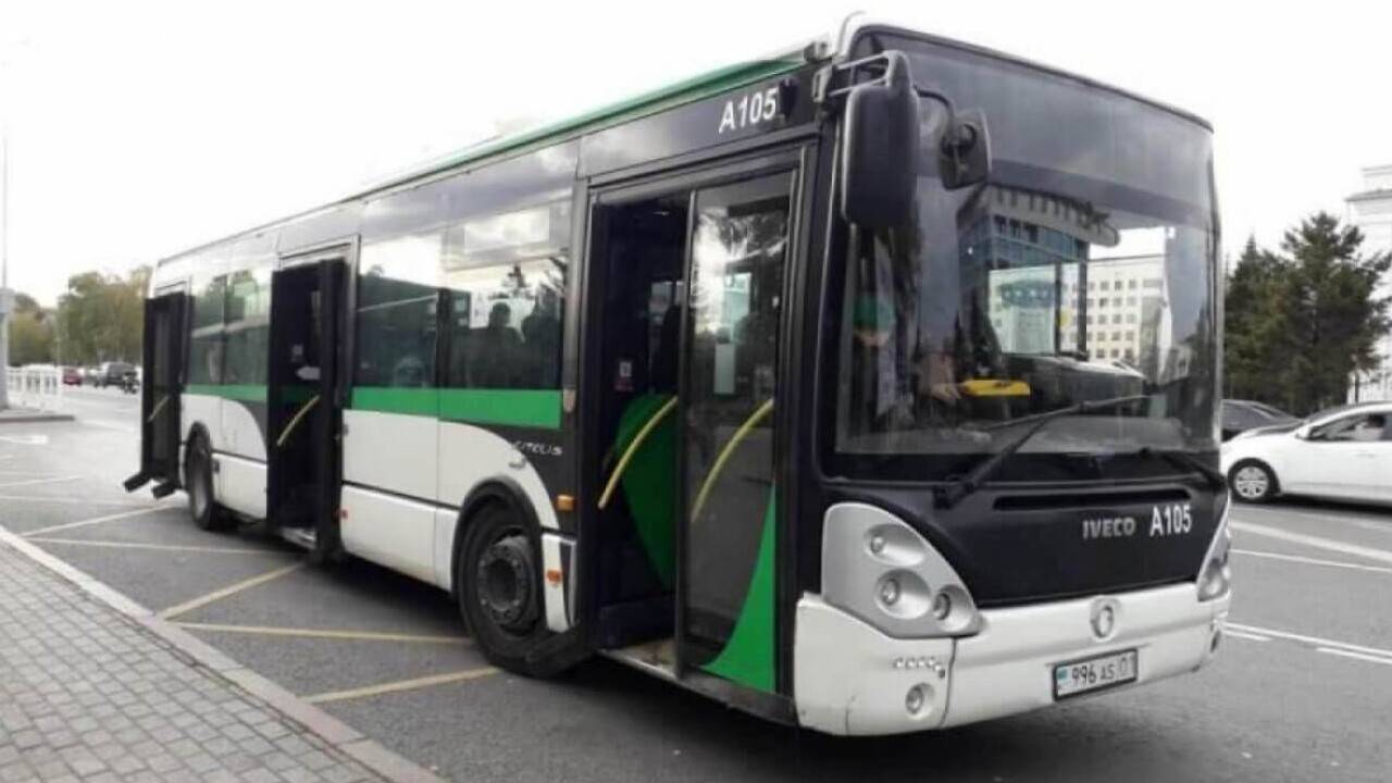 Астанада автобус жүргізушісі бағдаршамның қызыл түсіне өтіп, әйелді қағып кетті