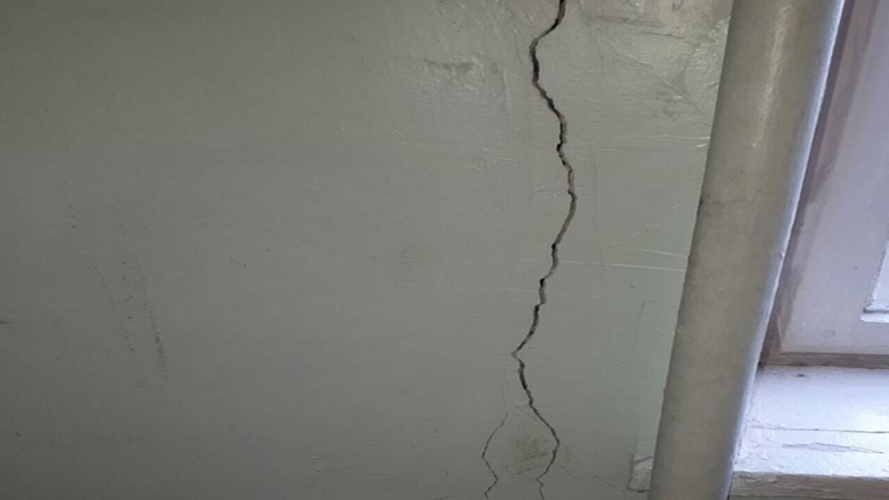 Алматыда жер сілкінісінен кейін кей мектеп қабырғаларында жарықтар пайда болды