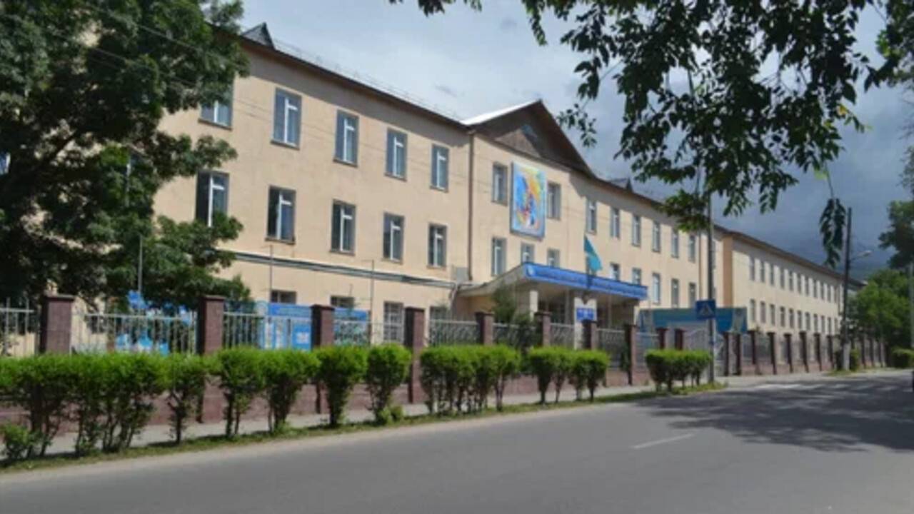 Алматы облысындағы колледжде студенттер ғимаратты әрлеу жұмысына тартылған