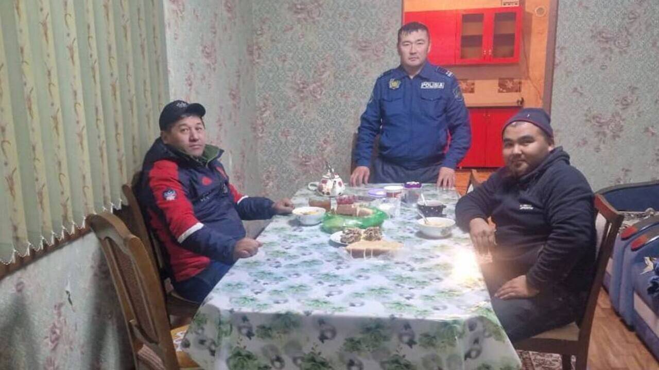 Жамбыл облысында учаскелік полиция қызметкері тасжолда тоңып қалған жүргізушілерді өз үйіне алып барды