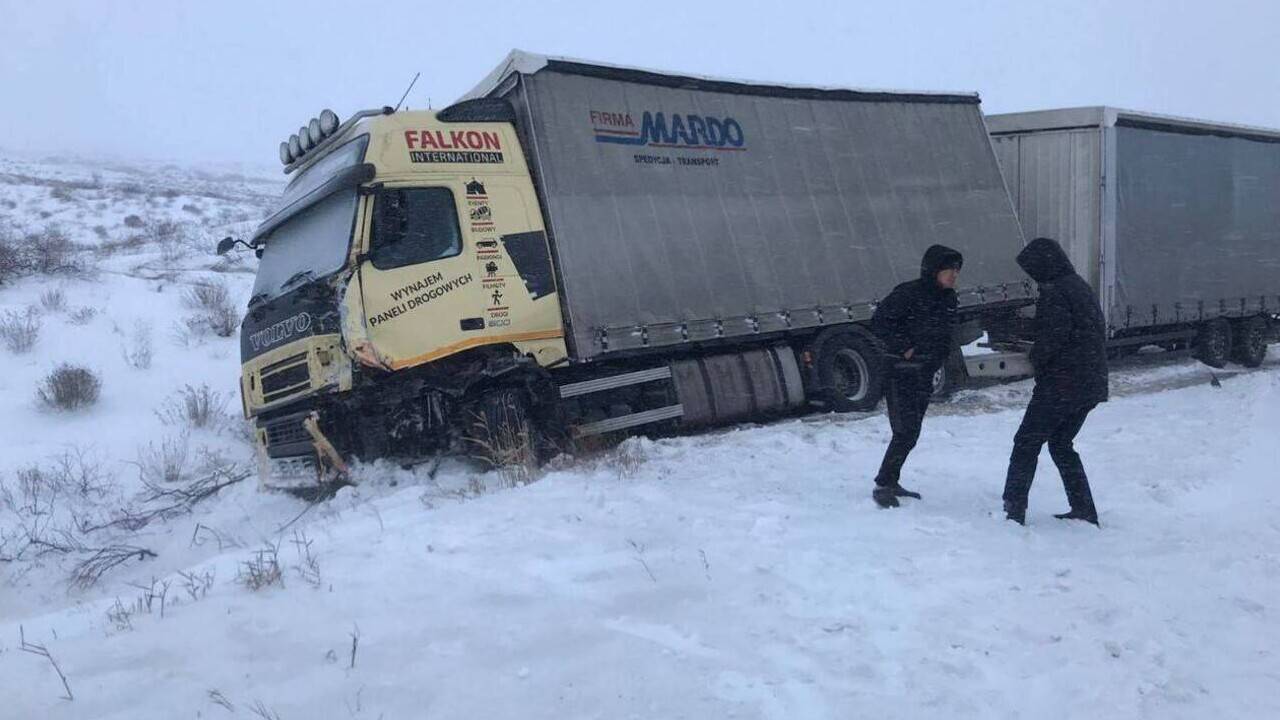Ақтөбе облысында екі оқушы мен мұғалім жол апатынан қаза тапты