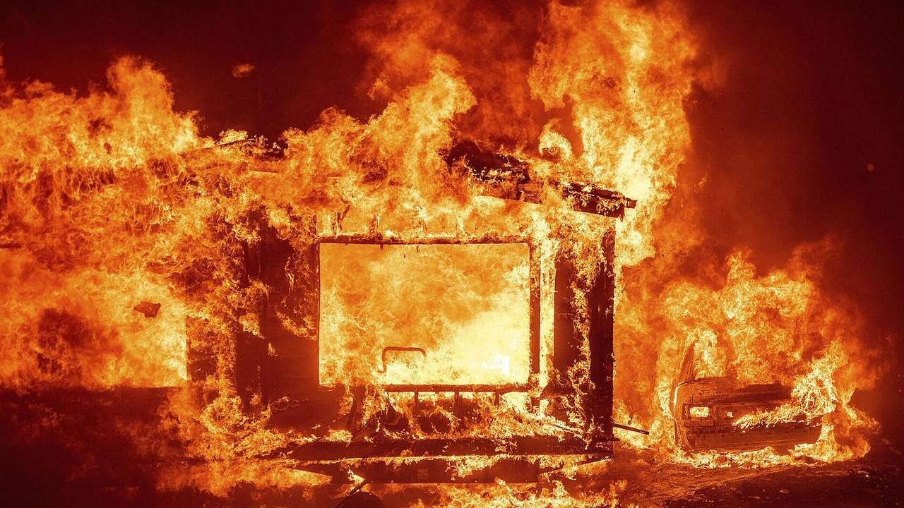 Семейде үлкен киім базары өртеніп жатыр: аумағы 4 мың шаршы метрге жетті