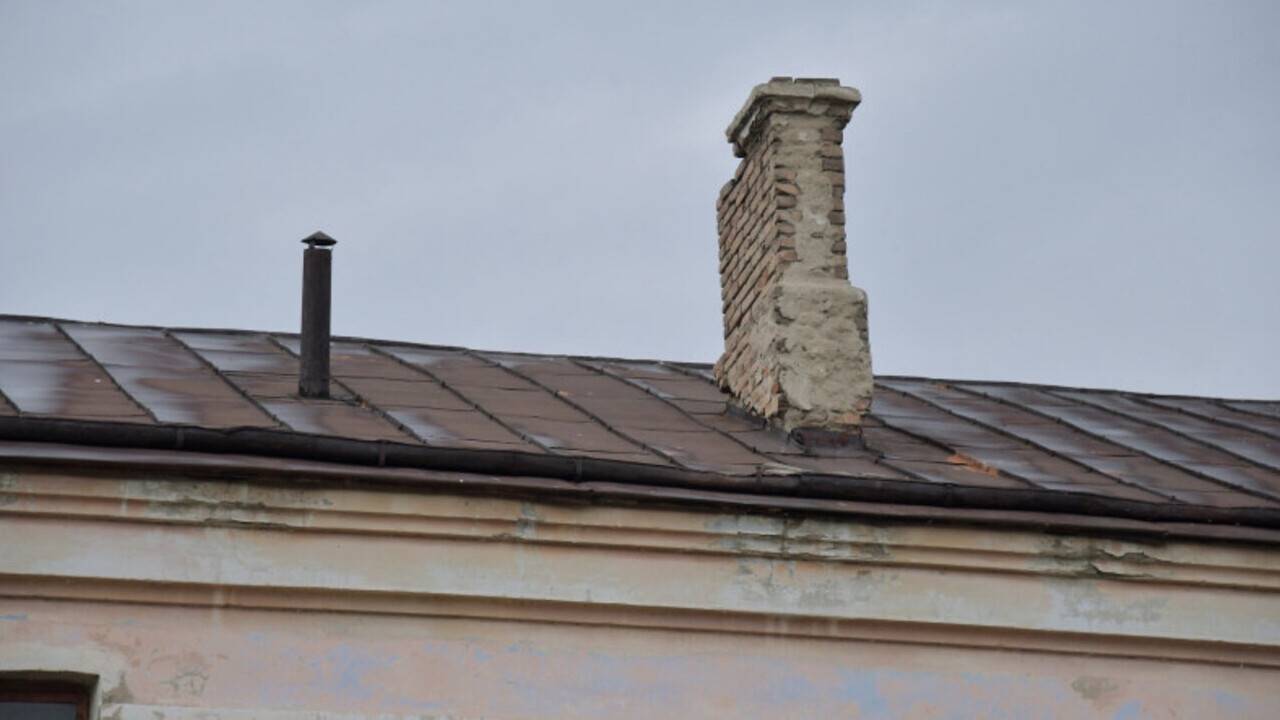 Шатырдан су ағып, қабырға қақырап тұр: Атыраулықтар тұрғын үй жағдайына шағымданды