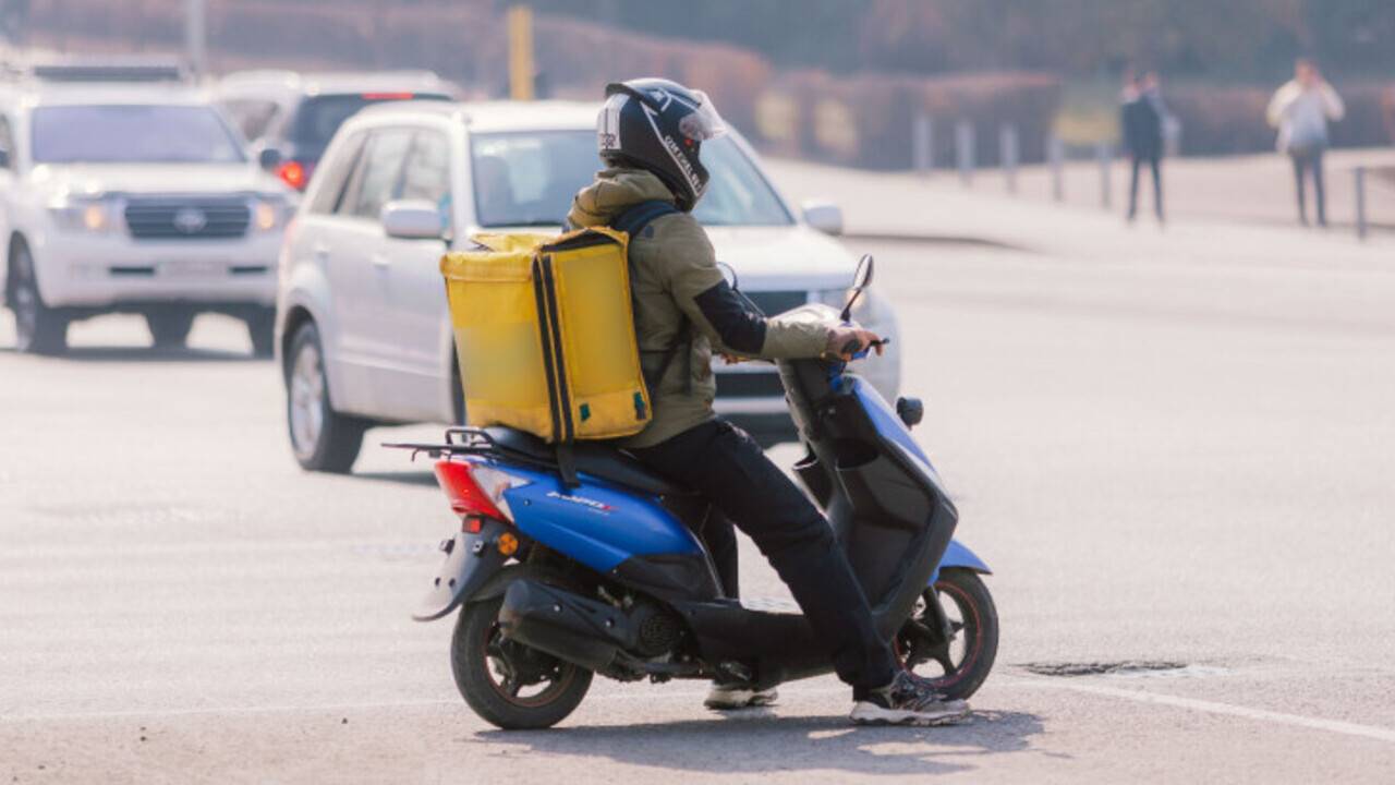 Алматыда мопедтердің қатысуымен болатын жол апаттарына көп жағдайда кім кінәлі?