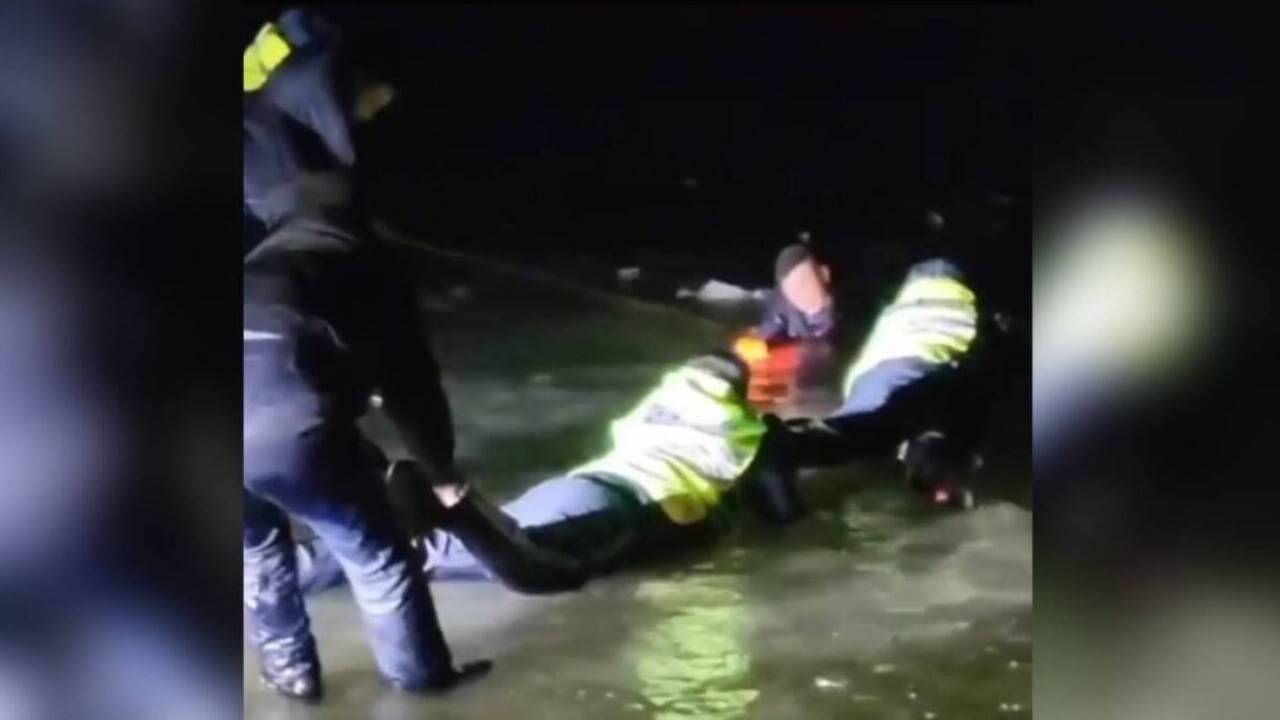 Атырау облысында полиция қызметкерлері мұз астына түсіп кеткен екі адамды құтқарды