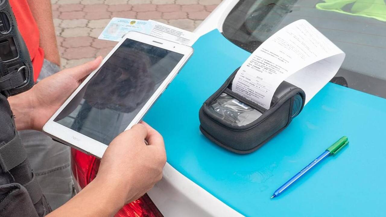 Атырауда айыппұл төлемеген 45-ке жуық жүргізушінің көлігі арнайы тұраққа қойылды
