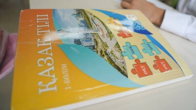 Часть учебников переиздали к новому учебному году. Каких улучшений ждут педагоги на самом деле
