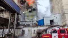 20 тонн зерна на элеваторе пытаются спасти огнеборцы в ВКО
