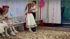 Реакция маленькой казахстанки на подарок к 8 Марта умилила весь мир