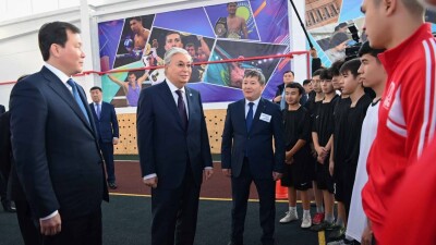 Токаев встретился с юными спортсменами в Актюбинской области