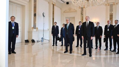 Токаев и Алиев по телемосту встретили контейнерный поезд из Сианя в Апшерон. Почему это важно