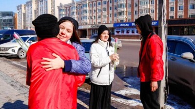 Тысячи тюльпанов и килограммы шоколада раздали волонтёры женщинам в Астане