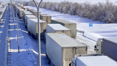 На закрытой из-за непогоды трассе Самара – Шымкент скопилось больше трёх тысяч автомобилей