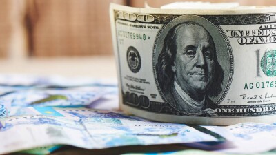 Доллар немного укрепился на бирже перед выходными