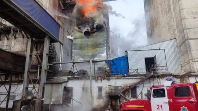 20 тонн зерна на элеваторе пытаются спасти огнеборцы в ВКО