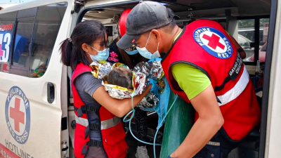 "Это чудо". Спасатели на Филиппинах нашли девочку живой через 60 часов после страшного оползня