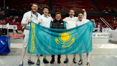 Команда казахстанских шпажистов впервые поедет на Олимпиаду-2024 в полном составе