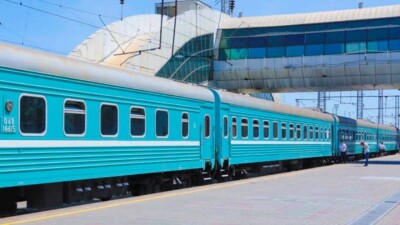 Жителей из отрезанных паводками районов Атырауской области вывозят поездами