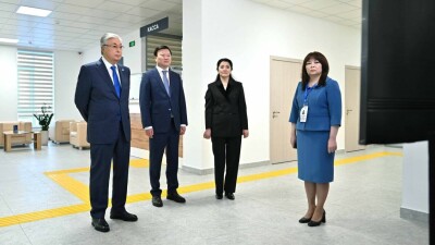 Токаев посетил новый Центр санитарно-эпидемиологической экспертизы в Астане