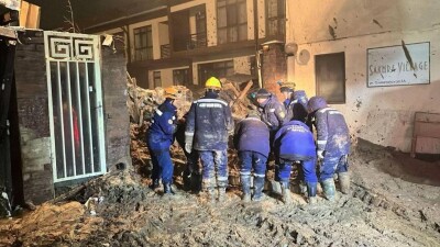 На месте схода грунта на жилые дома в Алматы ищут людей, в том числе детей