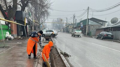 Почти 1000 тонн мусора вывезли из арыков и ливнёвок в Алматы