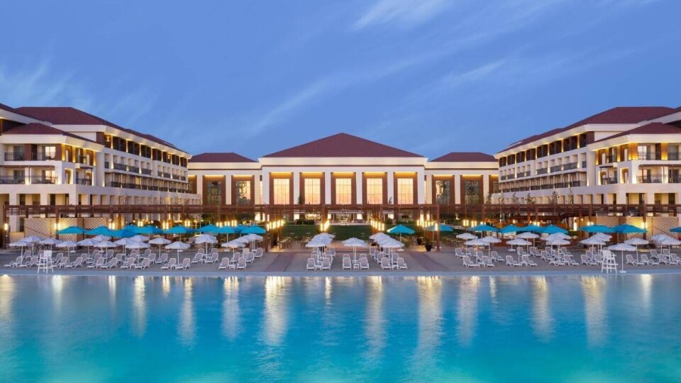 Массовая гибель лебедей в Актау: департамент экологии проверяет Rixos Water World Aktau