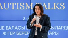 "Стереотиптерді жоққа шығарғым келді". Аутист егіздерді тәрбиелеп отырған блогшы анамен сұхбат